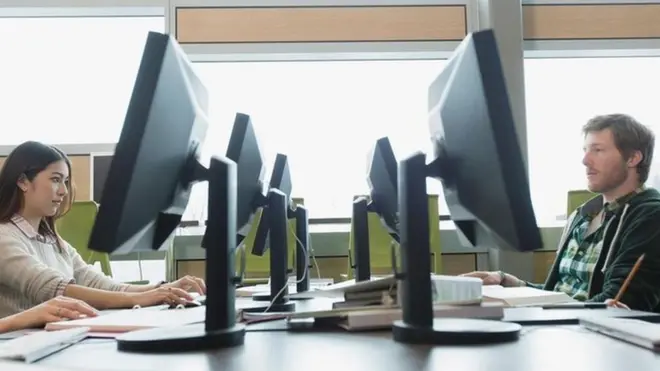 ماہرین کا کہنا ہے کہ دوسروں کے لیے مضمون لکھنے والی سروسز سوشل میڈیا کے ذریعے طالبِ علموں تک پہنچ رہی ہیں۔