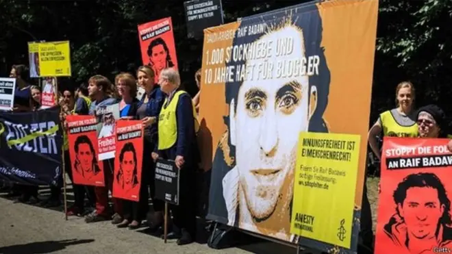 حقوقيون يتظاهرون دعما للمدون السعودي رائف بدوي