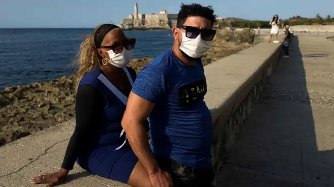 Мужчина и женщина на берегу в масках