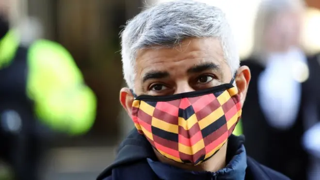 Sadiq Khan, alcalde de Londres, dice que el virus está "fuera de control".