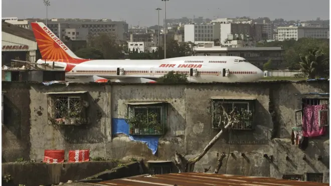 Beberapa laporan menyebutkan insiden pemukulan terjadi terhadap kru kabin Air India antaran anggota parlemen diberitahu bahwa dia tidak bisa mendapat penerbangan kelas bisnis mengingat semua kursi di pesawat yang akan ditumpanginya adalah kelas ekonomi.