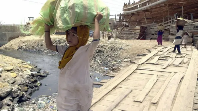 کراچی کے نالے بہہ کر سمندر میں جاتے ہیں اور آلودگی کا بڑا سبب ہیں