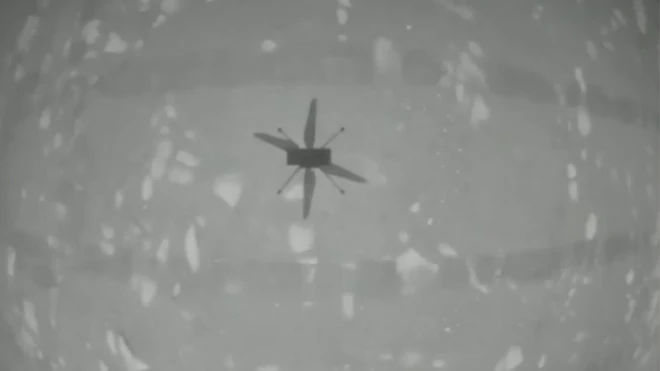 항법용 흑백 카메라에 찍힌 인저뉴어티의 그림자