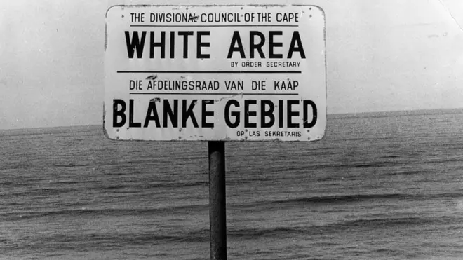 Letrero marcando un "Área blanca" en Ciudad del Cabo.