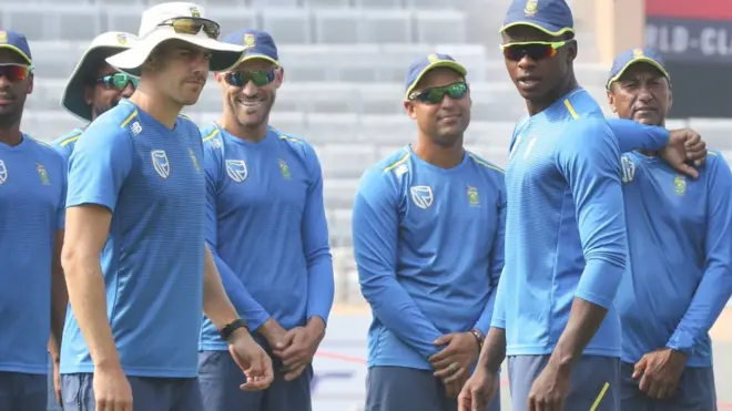 प्रैक्टिस करती दक्षिण अफ़्रीकी टीम