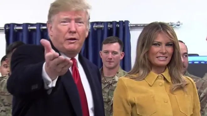 الرئيس الامريكي دونالد ترامب وزوجته ميلانيا يزوران العراق لتهنئة القوات الأمريكية هناك، ولكن الزيارة خلت من لقاءات مع الجانب العراقي.