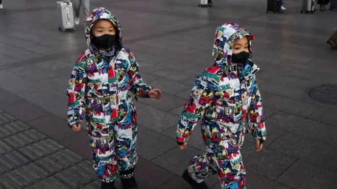 Los casos de niños contagiados con el coronavirus han sido raros y los expertos están tratando de descubrir por qué.