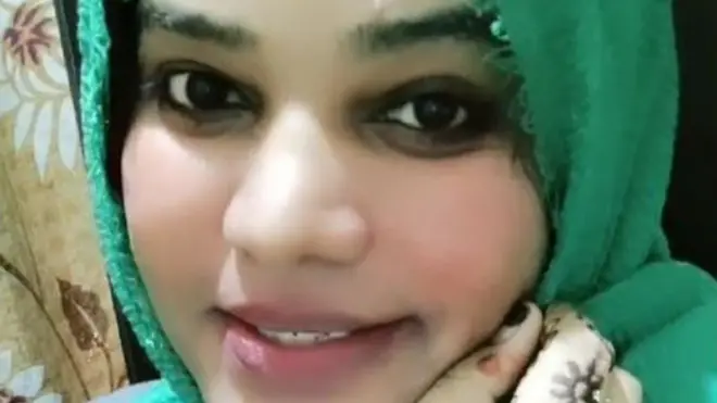 අනීරා කබීර් පවසන්නේ ඇය රැකියා සම්මුඛ පරීක්ෂණවල දී සංක්‍රාන්ති ලිංගික භීතිකාවෙන් යුත් ප්‍රකාශවලට මුහුණදුන් බව යි.