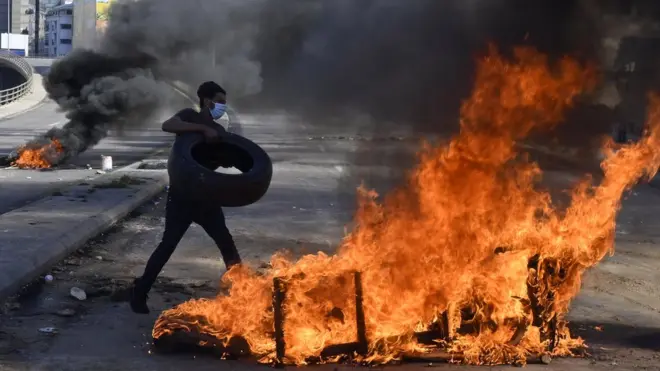 متظاهر ينصب حاجزا مشتعلا