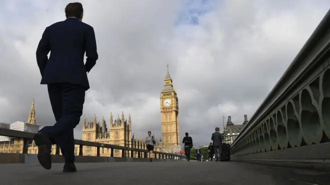 برلمان معلق هو مصطلح يشير إلى فشل أي من الأحزاب من فوز بأغلبية مطلقة وبالتالي عدم قدرة أي منها من تشكيل "حكومة أغلبية"