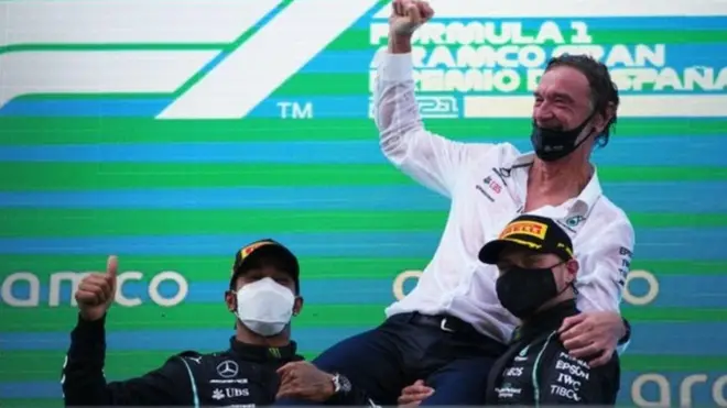 يملك رجل الأعمال البريطاني جيم راتكليف ثلث فريق مرسيديس للفورمولا وان ونادي نيس الفرنسي