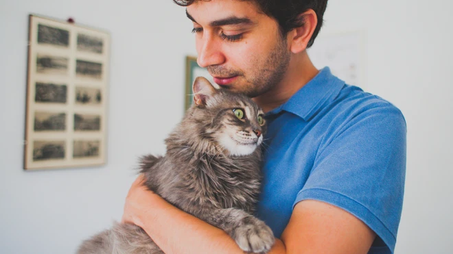 หนุ่มอุ้มแมว