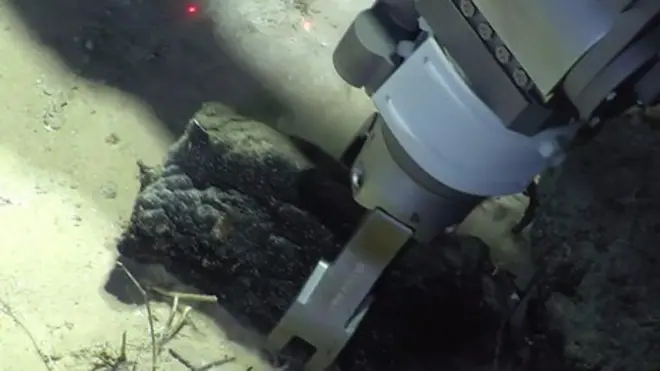 د سمندر تل کې کيندنې