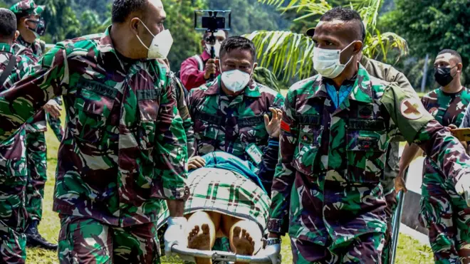 Sembilan dari 11 tenaga kesehatan Puskesmas Kiwirok, Kabupaten Pegunungan Bintang yang menjadi korban penyerangan Kelompok Kriminal Bersenjata (KKB) telah dievakuasi ke Jayapura untuk menjalani perawatan di Rumah Sakit Marthen Indey, Kota Jayapura.