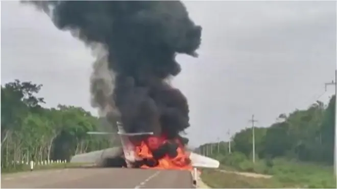 మంటల్లో కాలుతున్న విమానం