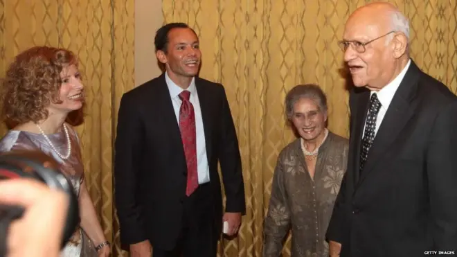 रोमानिया में भारत के पूर्व राजदूत और पंजाब के पूर्व पुलिस महानिदेशक जूलियो रिबेरो (दाएं)