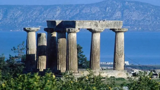 Arti philotimo menjadi perdebatan hangat karena termasuk dalam kosa kata para dewa Yunani yang tidak mudah untuk dijelaskan.