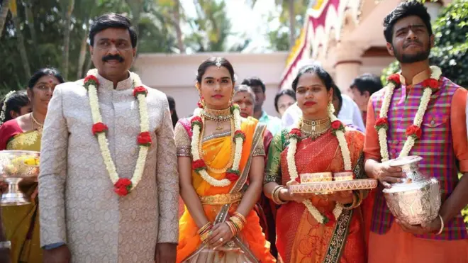 Janardhana Reddy (izq.) con su hija y otros miembrosbwin ussu familia