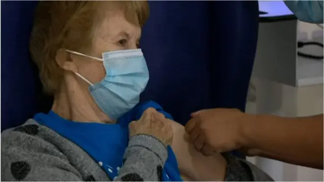 Маргарет Кінан першою отримала щеплення