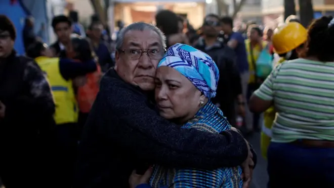 Pareja se abraza tras terremoto en México.