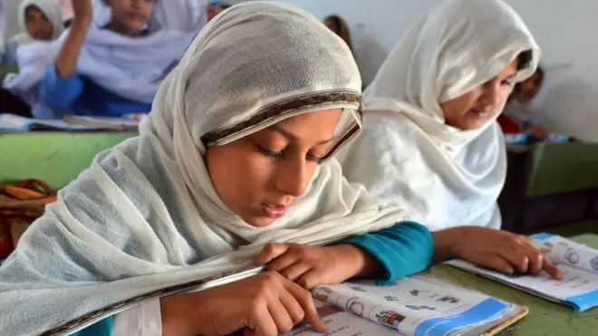 خیبر پختونخوا میں اس وقت کوئی ڈیڑھ لاکھ کے لگ بھگ اساتذہ ہیں