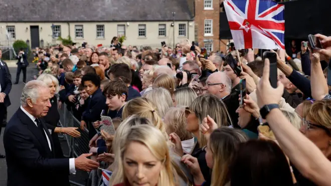 الملك تشارلز والملكة كاميلا مع الجموع في أيرلندا الشماية
