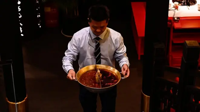 處理人們吃剩的大量火鍋湯油曾一直是個難題。