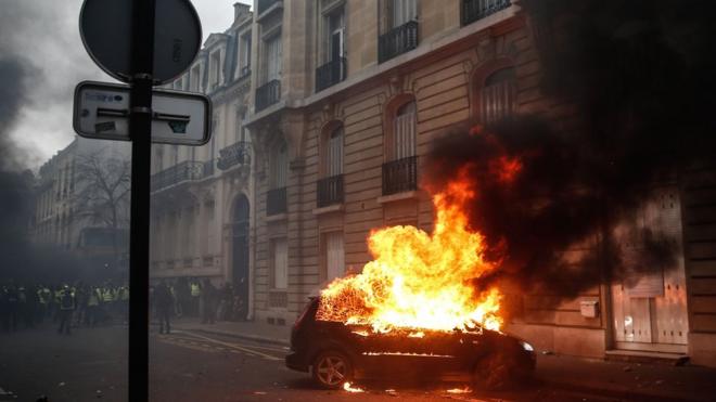 Car set on fire in central Paris - 8 December