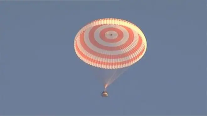 Транспортный модуль с космонавтами успешно приземлился в степях Казахстана