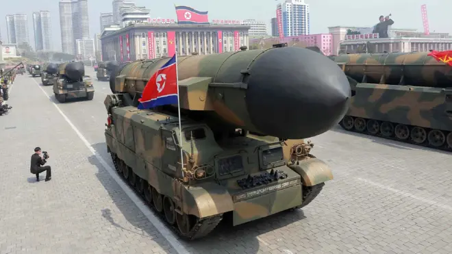 平壤金日成广场上一辆参与阅兵式的导弹车通过广场（16/4/2017）