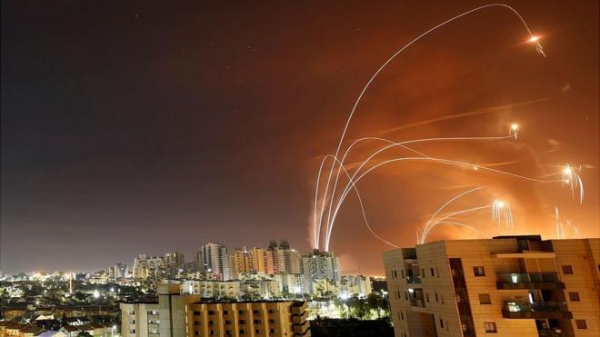 Ракеты ХАМАС и израильские противоракеты в небе над городом Ашкелон на юге Израиля