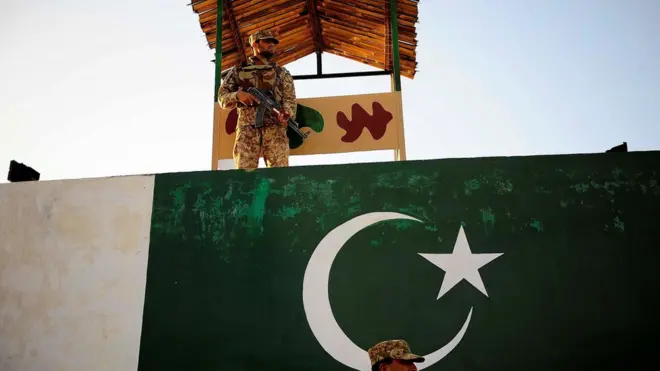 پاکستان له ډیورنډ کرښې سره پر اغزن تا رسربېره پوځ کوټونه هم جوړوي.