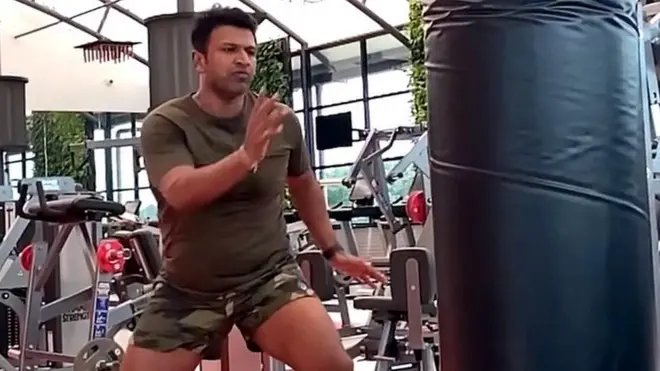 జిమ్‌లో కసరత్తులు చేస్తున్న పునీత్ రాజ్‌కుమార్ (2021 ఆగస్టు 21వ తేదీ నాటి దృశ్యం)