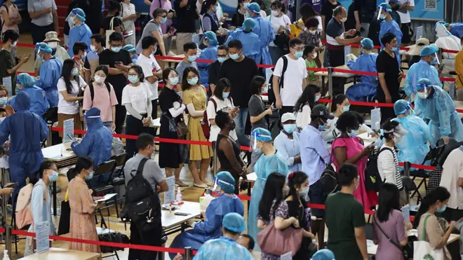 南京市民排队等候核酸检测