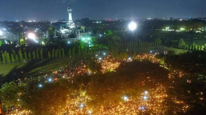 Aksi Lilin Solidaritas untuk Ahok di Bali
