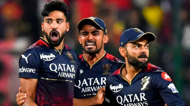 आईपीएल में आरसीबी की टीम में प्लेऑफ़ की रेस में बनी हुई है