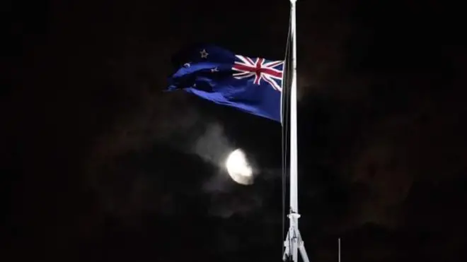 นิวซีแลนด์ลดธงครึ่งเสาที่อาคารรัฐสภา