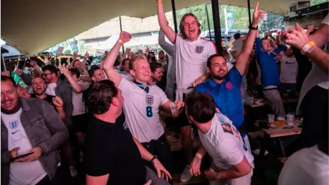 جمهور مشجعي المنتخب الإنجليزي تفاعلوا مع الحدث بحماس كبير