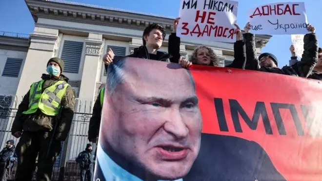 معترضان مقابل سفارت روسیه در کی‌یف