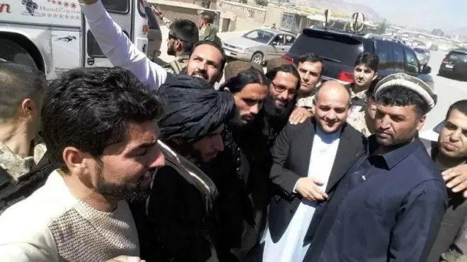 د کورنیو چارو وزیر چې خواله رسنیو کې یې انځور لاس په لاس کېږي.