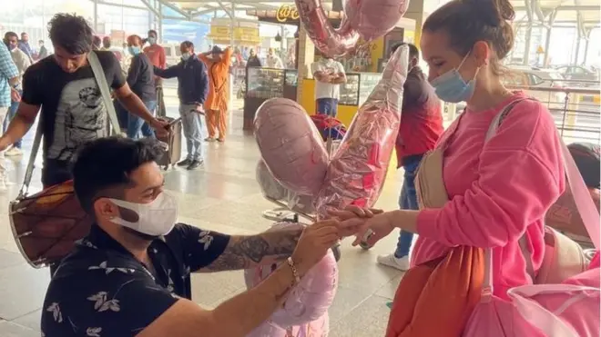 Anubhav yateye igipfukamiro hasi ku kibuga c'indege i Delhi mu gusaba anna ko bubakana