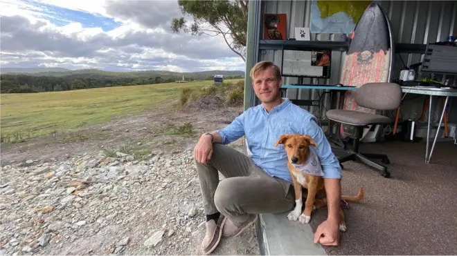 Chris Scott, seorang profesional yang tinggal di Pulau Bruny, Australia.