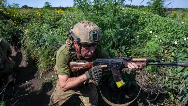 Українські воїни 128-ї бригади територіальної оборони відпрацьовують окопно-штурмову та протимінну тактику