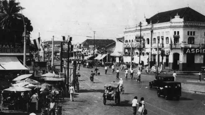 Pemandangan Kramat Batavia, Jawa, pada 1942.