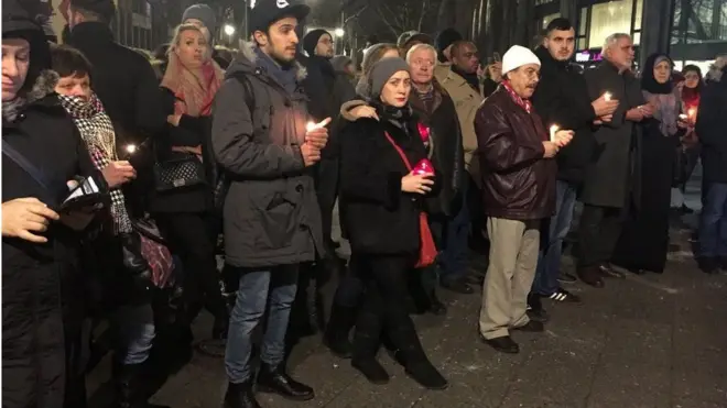 Mọi người thắp nến gần khu vực bị tấn công ở Berlin đêm 20/12