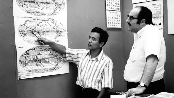 Syukuro Manabe junto al meteorólogo estadounidense Joseph Smagorinsky. Manabe sentó las bases para los modelos sobre el cambio climático.