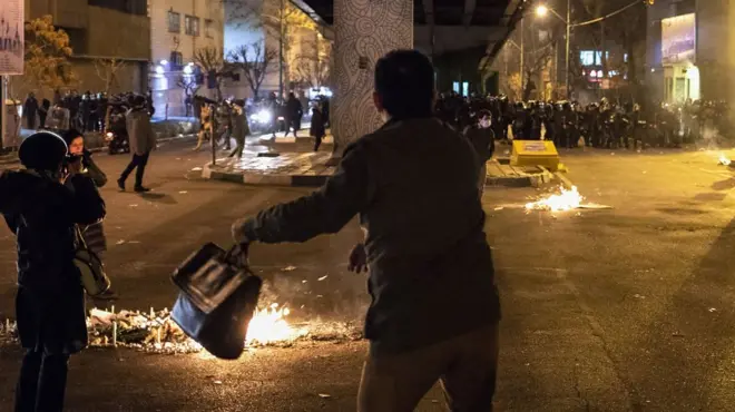 Manifestantes han copado las ciudades iraníes luego de que las autoridades admitieran su participación en accidente aéreo.