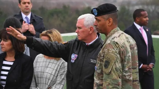 正在韩国访问的美国副总统彭斯前往“三八线”并发表讲话。