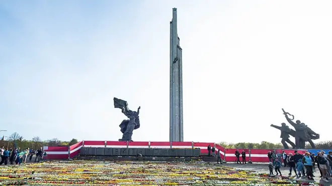 Памятник раздора. Как монумент Советской армии раскалывает латвийское общество