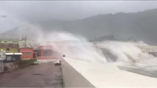 香港某海灘颱風下巨浪滔天（23/8/2017）